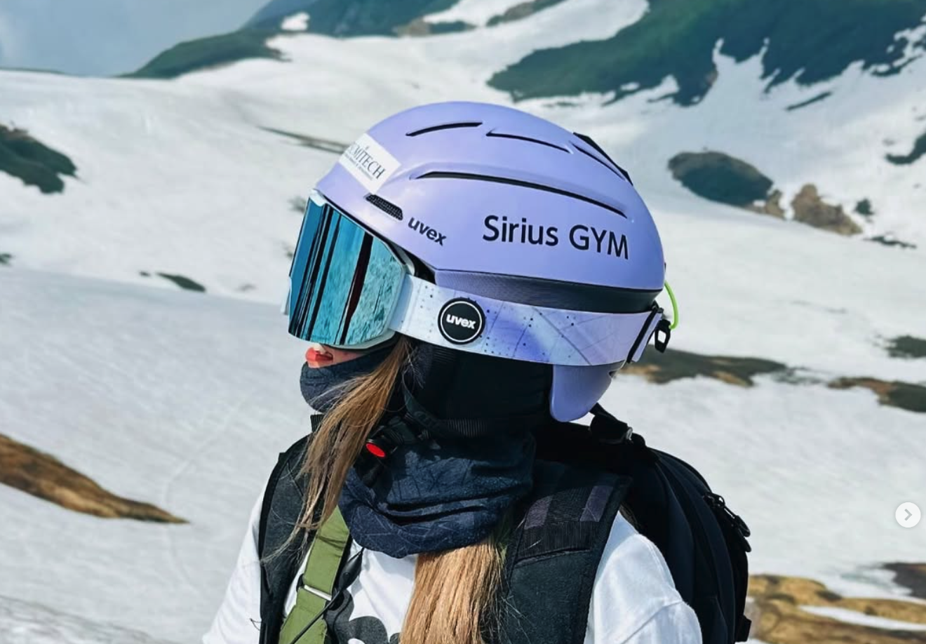 「Sirius GYM」のロゴマークをヘルメットに♪